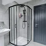 Stunning Skyview 2br Flat , Fast Wifi - Away From