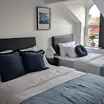 Apartment Stunning Skyview 2br Flat , Fast Wifi - Away From
