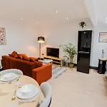 Stunning Skyview 2br Flat , Fast Wifi - Away From Apartment *