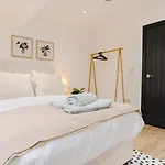 Stunning Skyview 2br Flat , Fast Wifi - Away From Apartment Leeds (West Yorkshire)