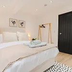 Stunning Skyview 2br Flat , Fast Wifi - Away From * Leeds (West Yorkshire)