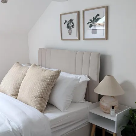 Stunning Skyview 2br Flat , Fast Wifi - Away From 아파트 리즈