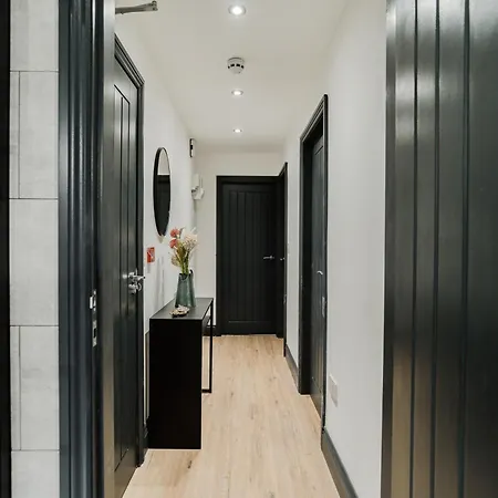 Stunning Skyview 2br Flat , Fast Wifi - Away From 리즈