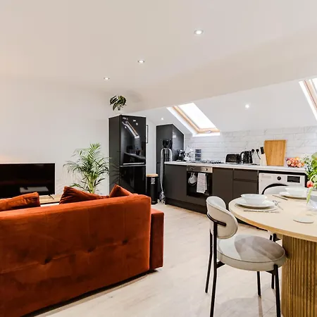 Stunning Skyview 2br Flat , Fast Wifi - Away From 아파트