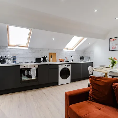 Stunning Skyview 2br Flat , Fast Wifi - Away From 아파트 리즈