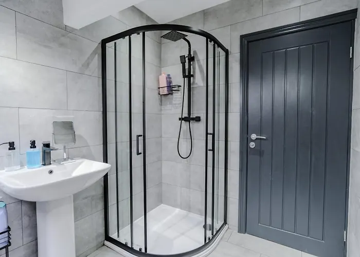 Stunning Skyview 2br Flat , Fast Wifi - Away From