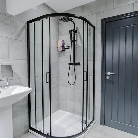 Stunning Skyview 2br Flat , Fast Wifi - Away From