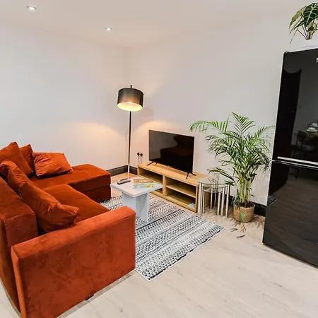 Stunning Skyview 2Br Flat , Fast Wifi - Home Away From Home *